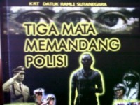 Tiga mata memandang polisi